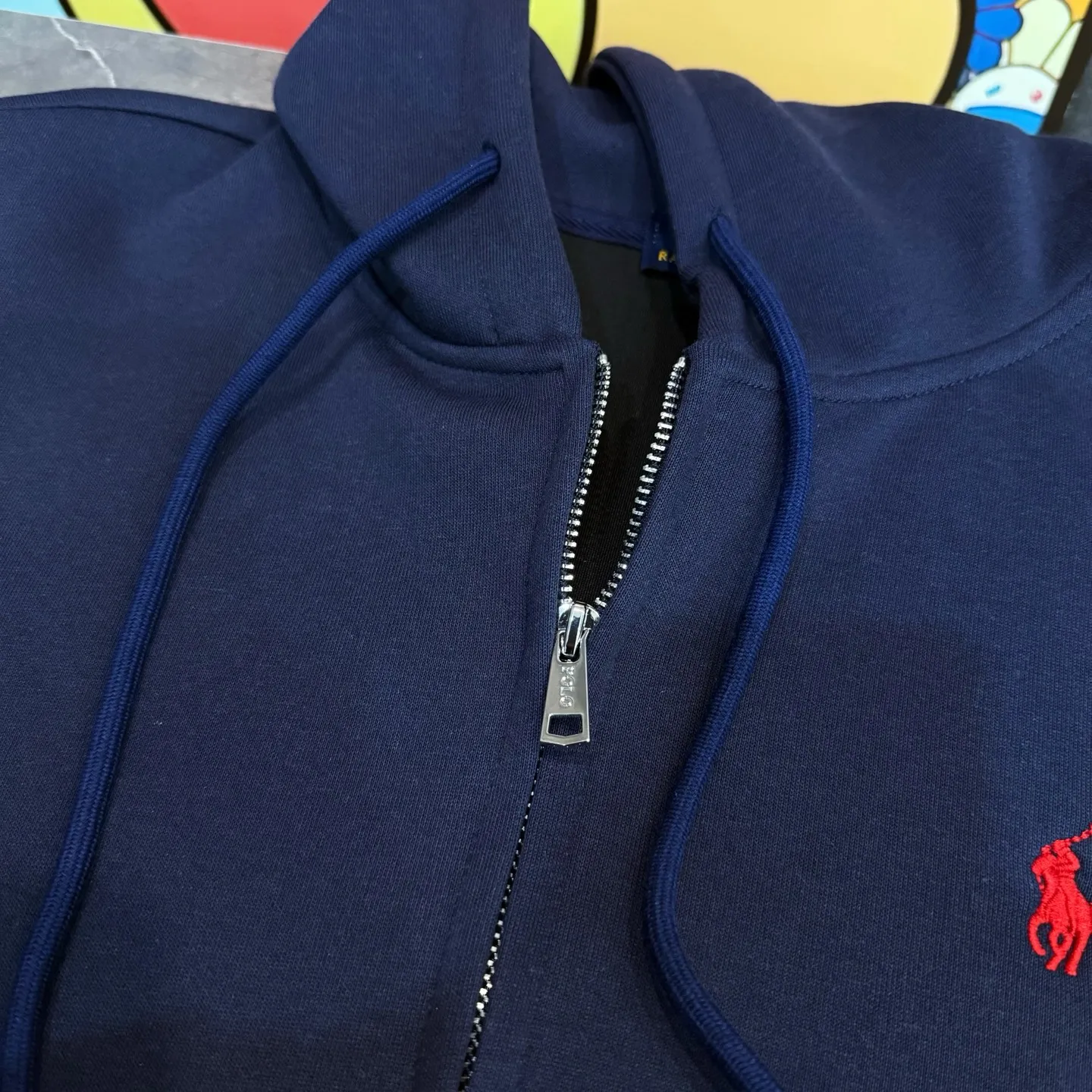 P250 model number Y126 Raff embroidered small label hooded jacket. Official website new limited edition jacket. Multiple designs. Fundraising for half a month. Made with conscience. 420g air layer composite fabric. Imported machine full classic embroidery small label. Large factory flow workmanship. Neat and orderly stitching. Loose os version. Versatile style. Couple style. Tag. Hanging grain. Washed. Main wheat. Packaging. Full set of accessories. 📦 All details are real shots without beauty filters. Feel free to buy📷 colour: black navy size: s m l xl